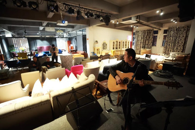 桐鄉小伙愛寫歌玩樂隊,卻靠修沙發白手起家